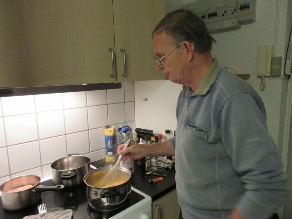 Knud fortsætter med kokkeriet i køkkenet.