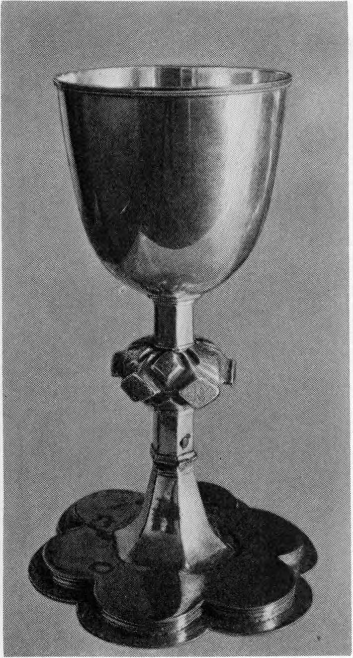 LILD KIRKE 187 V. H. 1929 Fig. 4. Lild. Alterkalk (S. 187). Fig. 5. Lild. Stolestadegavl 1593 (S. 188). Altersølv. Kalk (Fig. 4), nu 21,5 cm høj, sammensat af Dele fra forskellig Tid.