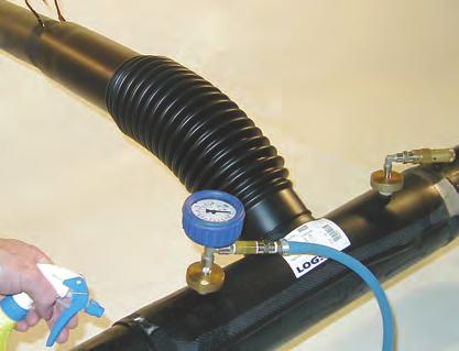 Hvis der ikke er trykluft til rådighed, anvendes manuel pumpe. Hullerne i muffen bores op til 17,5 mm. Boret har et stop for ikke at beskadige eventuelle alarmtråde i muffen.