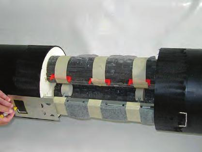 2.12.3 BandJoint - TwinPipe Ø225 315 mm Montage af rygskinne, fortsat Efter rygskinne og filt er monteret, anvendes skabelonen i montagebakken for at markere