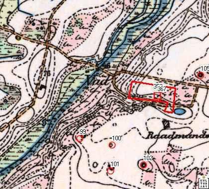 11 Figur 10: Hulvejens forløb mod vadstedet over Jegstrup bæk markeret med landmålerstokke. Set fra øst.