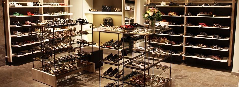 en del af tøjbutikkerne tilbyder også sko i deres sortiment.