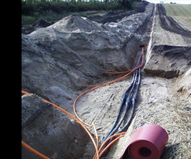 Efter kabeltrækningen placeres kablet i graven. Udtrækning af 1 kabellængde varer ca. 1½-2 timer. I hver kabelgrav trækkes der sammen med kablerne 1-3 tomrør (d = 40 mm) med ud.
