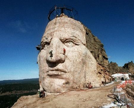 Jefferson, Roosevelt og Lincoln), hugget direkte ud af granitten og det imponerende Crazy Horse Memorial.