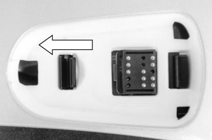 Før højtaleren placeres i dens sæde, påsæt Velcro skiven på polyester puden (højre side). Anbring højtaleren i det særlige sæde, der er udbygget i polystyrenpuden (højre side).