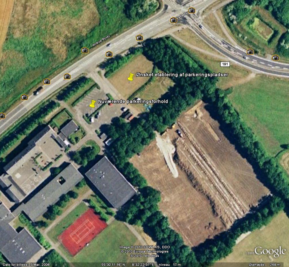 1. Udvidelse af antal parkeringspladser ved Skads Skole ved etablering af nye parkeringspladser på græsarealet til venstre for indkørslen.