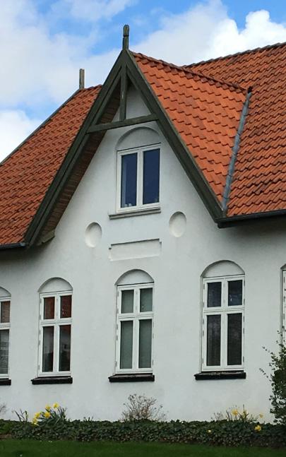 Frontkviste, der fremstår som en gavltrekant i facaden, bør fremstå med samme materiale og farvesætning som den resterende del af facaden.