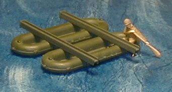 gummibåde. Soldaten, der ror gummibåden, er en gammel Airfix US Marines figur, hvorpå der nu er monteret et hoved med russisk stålhjelm.