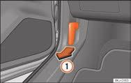 10 Motorhjelm Åbning af motorhjelmen Motorhjelmen udløses indefra. Inden du åbner motorhjelmen, skal du sikre dig, at viskerarmene ligger ind mod forruden.