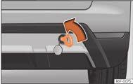 Selvhjælp Tag slæbeøjet fra bilens værktøj. Tryk for at frigøre den på afdækningens højre del, så den bliver clipset ud Fig. 97. Skru slæbeøjet helt i mod venstre i pilens retning Fig. 98.