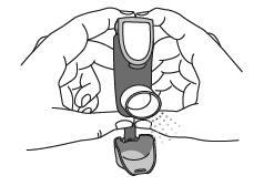Remmen på mundstykkets hætte vil forblive fastgjort til inhalatoren. 3. Hold inhalatoren lodret. Tryk derefter på tælleren (øverst på inhalatoren), så der frigives et pust ud i luften.