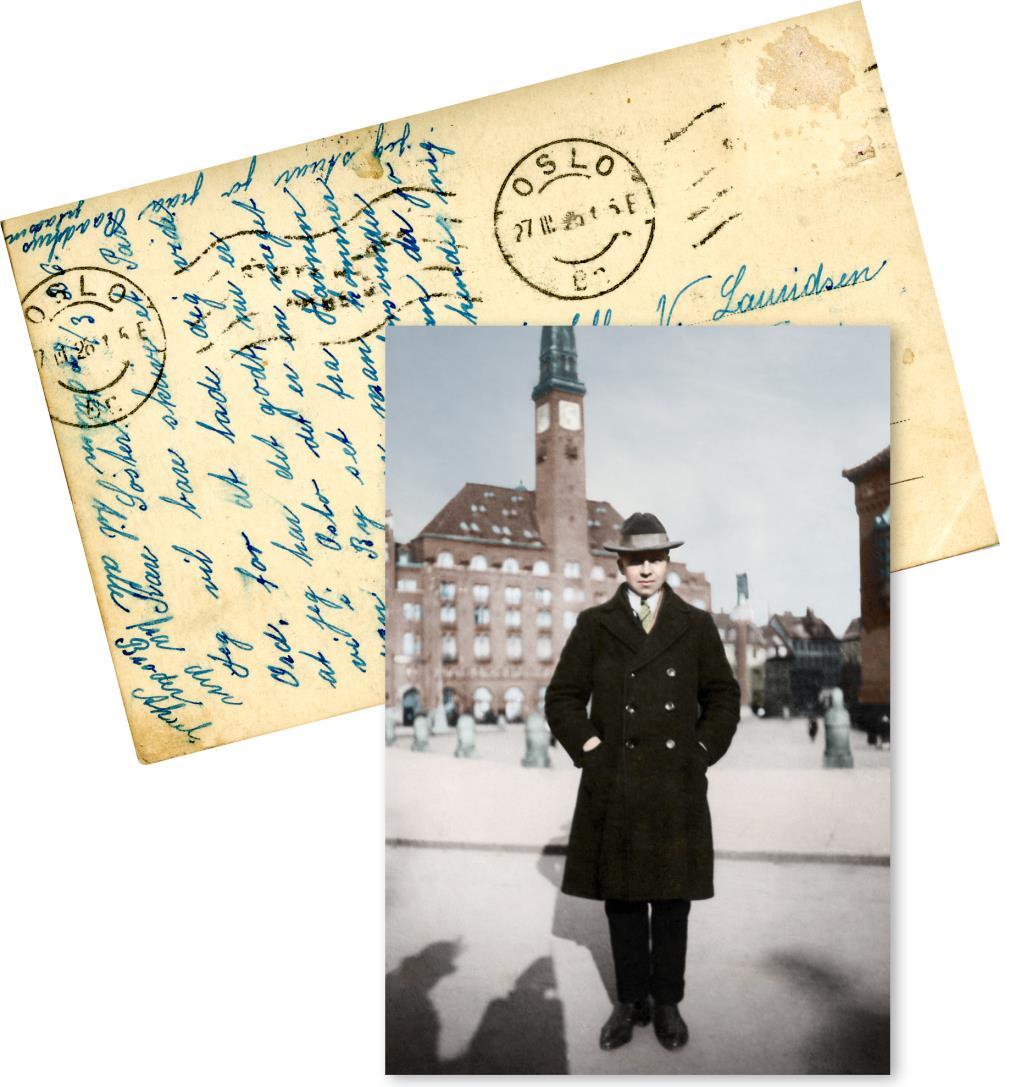 Axel Lauridsen som 19-årig foran Rådhuspladsen. Det er Palace Hotel i baggrunden og Københavns Rådhus til højre i billedet.