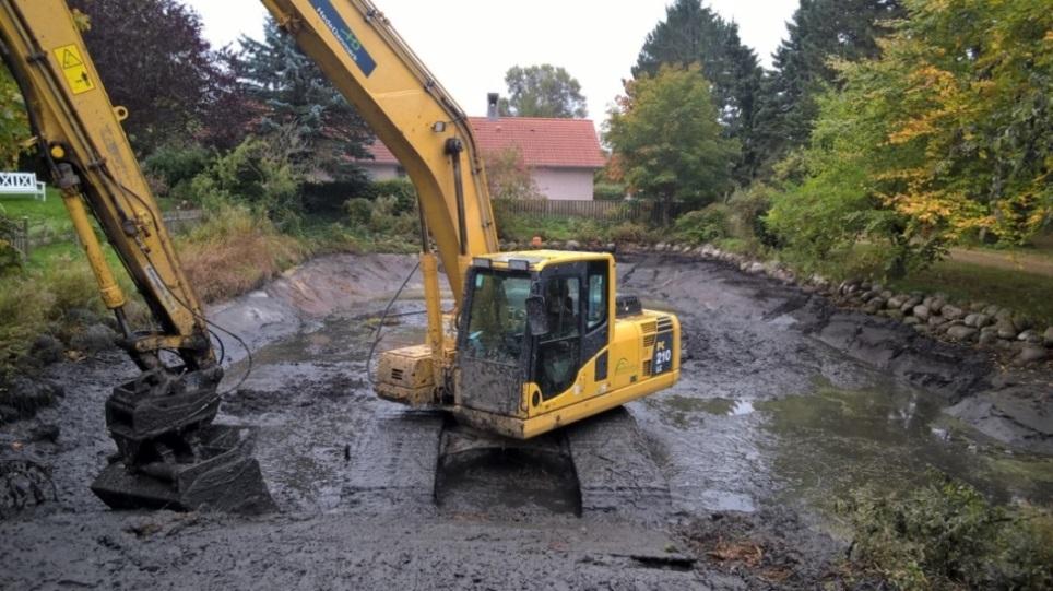 Englerup Gadekær. Oprensningen er ved at være afsluttet. Oprensning af en sø vil påvirke en sø kraftigt.