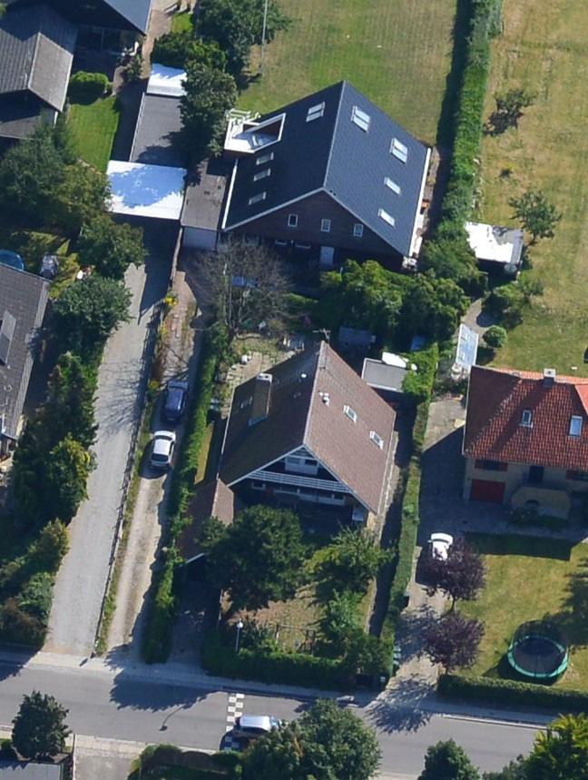Øverste billede viser vores hus i forgrunden og naboens hus i baggrunden. Billede nederst til venstre viser, hvor dominerende naboens hus er i vores have i dag.