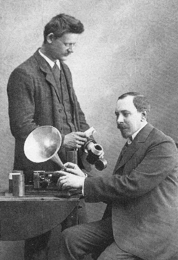 BAGGRUNDSSTOF - LÆRER Senere, da Edisons fonograf gjorde det muligt at optage lyd, tog nogle af folkemindesamlerne rundt med voksruller og indspilningstragt og lod visesangerne synge deres melodier