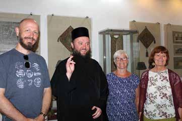 Her mødte vi en ortodoks præst, Mihai, (dansk: Michael), som først virkede noget modvillig overfor de påtrængende turister, men siden viste sig at være særdeles humoristisk.