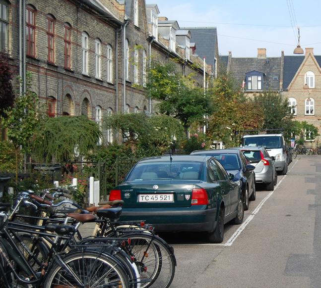 I Danmark taler vi typisk om tæthed i byen, og mener hermed bebyggelsestæthed, altså hvor mange bebyggede m2 er der på et givent areal. I England taler man om kompakthed i stedet for tæthed.