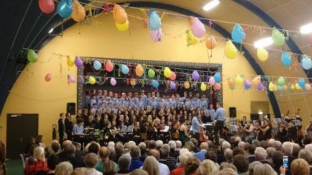 Det var også festligt af være med til Svendborg Musikskoles Nytårskoncert, hvor Faust, eleverne fra gymnastikhøjskolen samt det store fælleskor fra OE var