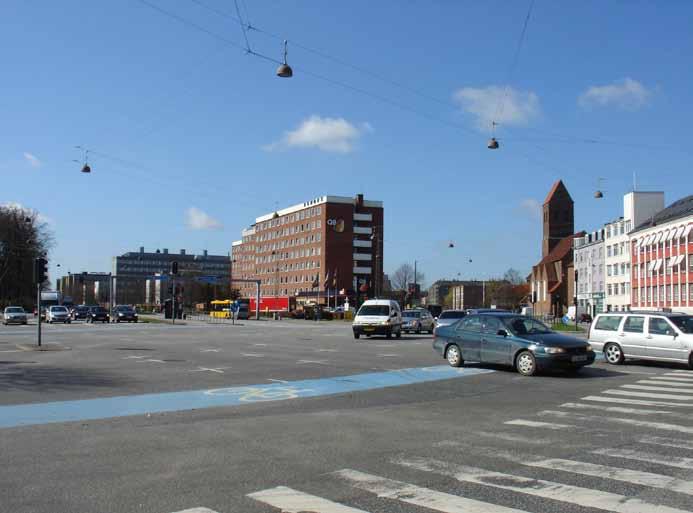 Karreen nord for Aldersrogade består i den østlige ende ud mod Lyngbyvej af 4½ etages randbebebygggelse med boliger og en butik i stueetagen, mens den vestlige del består af erhvervsbebyggelse i 2½-5
