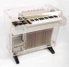 Mellotron Analog sampler opfundet 1963 Vi ser Paul McCartney demonstrere den Fungerer ved at hver tangent er tilknyttet sin egen båndafspiller med 8 sekunders bånd