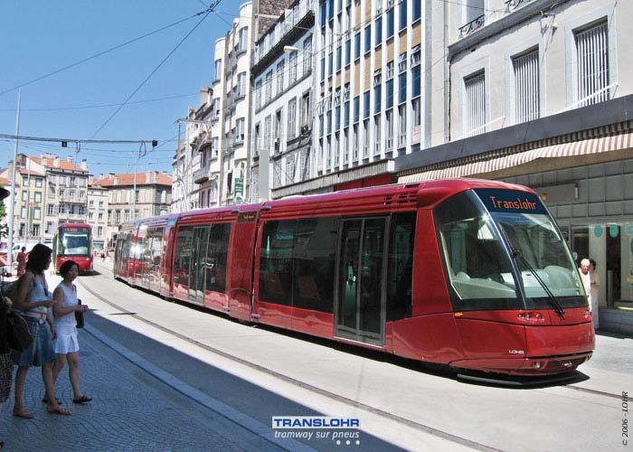 Letbane - screening af muligheder 42 Figur 23. Sporbus i Clermont Ferrand i Frankrig. Den største forskel mellem letbaner og sporbusser er, at sporbusserne er mere fleksible.