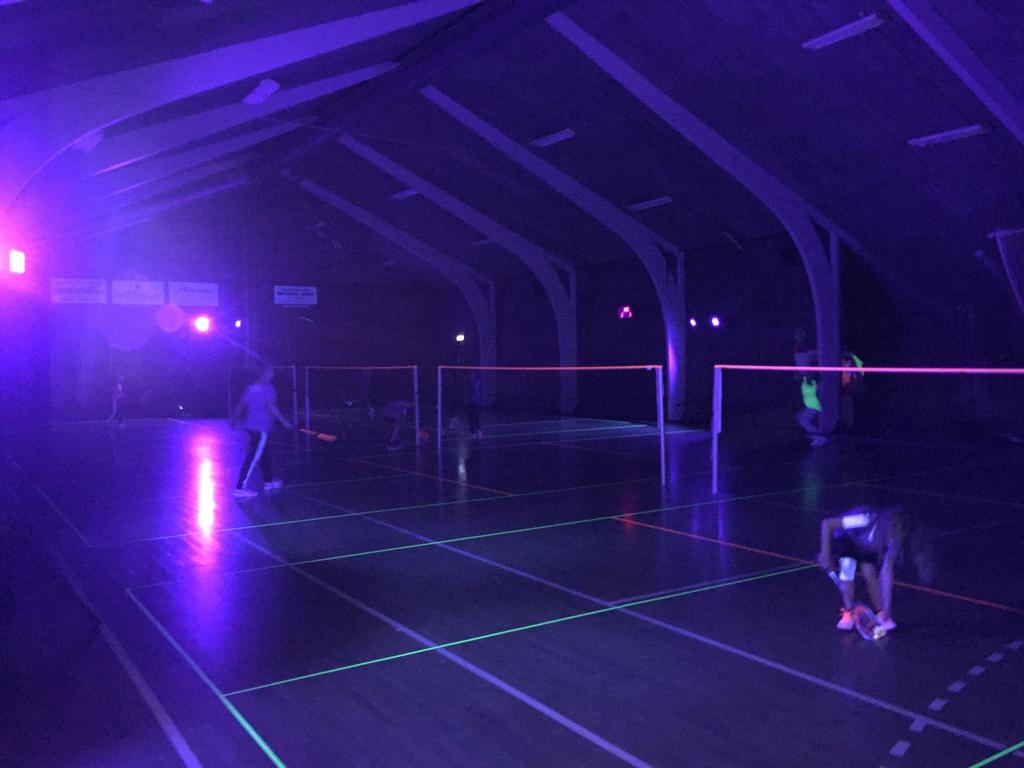 BADMINTON HAR AFSLUTTET VINTERSÆSONEN Natminton med neonlys og diskostemning. Vi har rundet vintersæsonen i badminton af, hvor vi har spillet turnering i u11 og u13, og det er gået super.