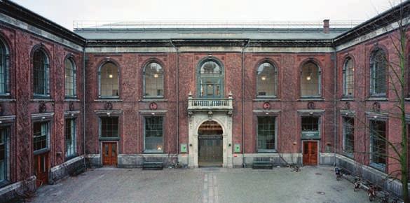 Charlottenborg Udstillingsbygning Kulturministeren nedsatte i april 2005 en arbejdsgruppe, der skulle undersøge forskellige forhold vedrørende Charlottenborg Udstillingsbygning, hvis arbejde
