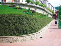 Denne prisbillige løsning er velegnet til både permanente og midlertidige konstruktioner og kan udføres med græs eller anden vegetation i facaden.