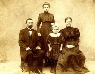 1883, datter af Christen Jepsen Grau og Kirstine født Hellesøe Brønd 11 8. Christine Clausen * 22.12. 1879. 9. Eleonore Clausen * 11.10.1881.