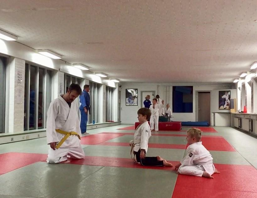 Sammen med en masse andre børn lærer han, i judoklubben, hvordan man kan kontrollere sin krop og kæmpe uden at gøre skade på andre.
