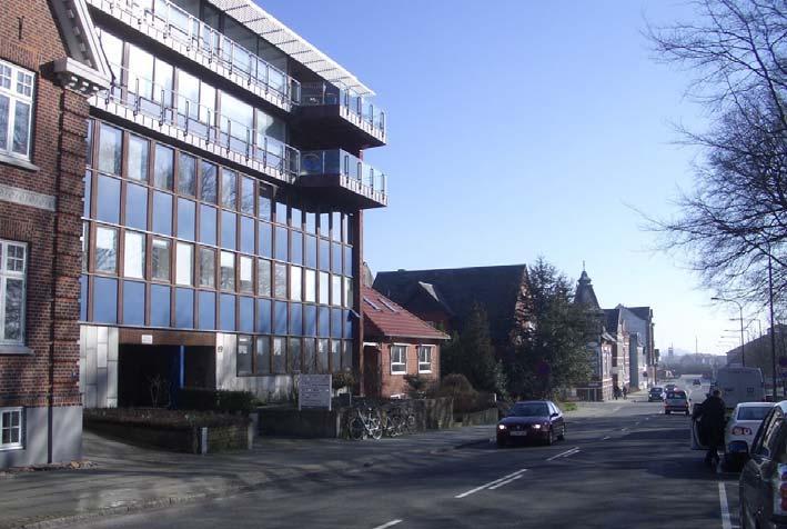 Skitse nuværende og fremtidig af bebyggelse langs Havnegade set fra vest Der etableres altaner i lodrette bånd i facaderne