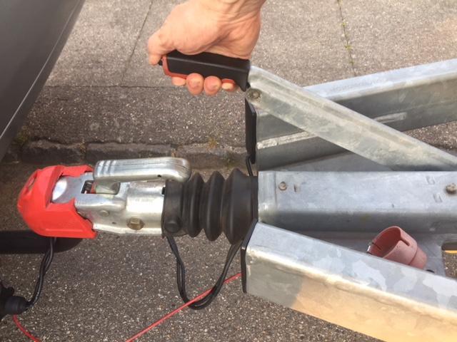Denne sammenpresning gør, at der bliver trukket i bremsestangen, som via metalwirer aktiverer bremserne. Stødstangen er bygget sammen med en støddæmper, så traileren bremser blødt og ikke i ryk.