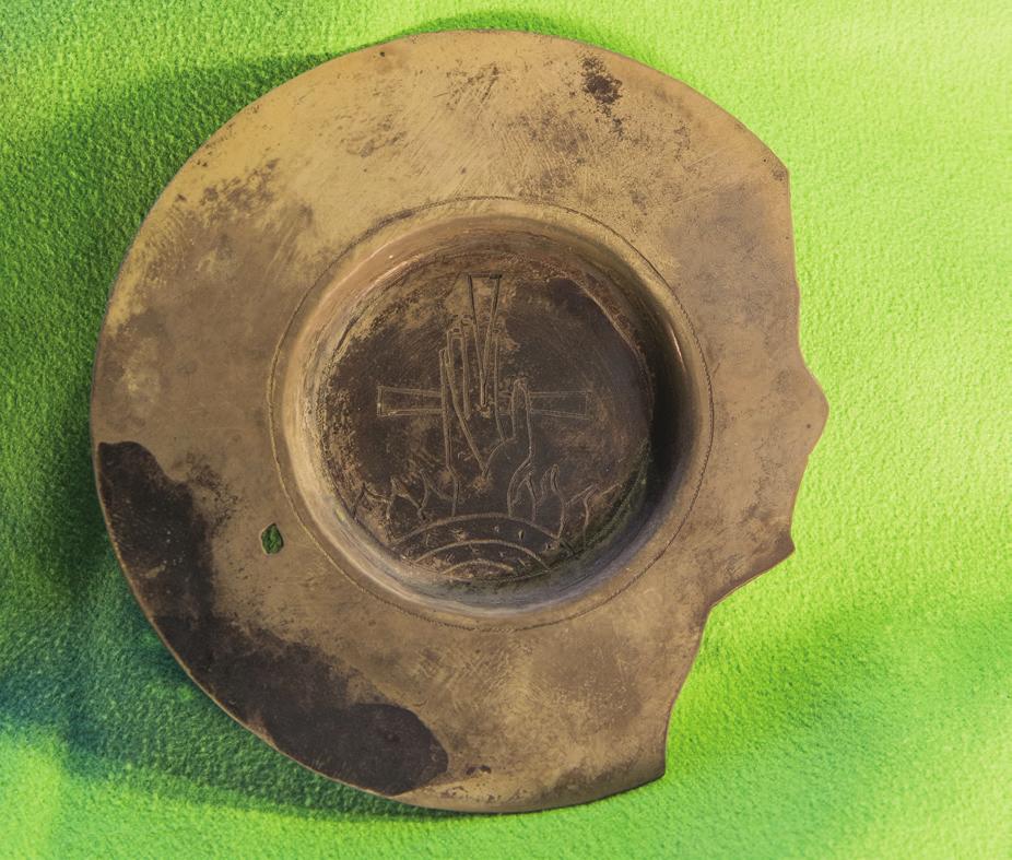 Endnu mere lig disken fra Odense er imidlertid en disk, der menes at stamme fra ærkebiskop Friederichs grav ( 1123) (fig. 9 øverst).