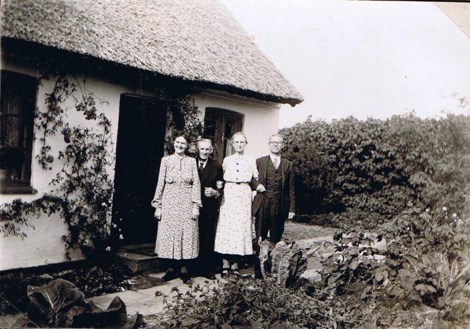 Foto af 4 af de 7 søskende fotograferet på Ravnsbjerg i Slangerup 4 aug 1946.