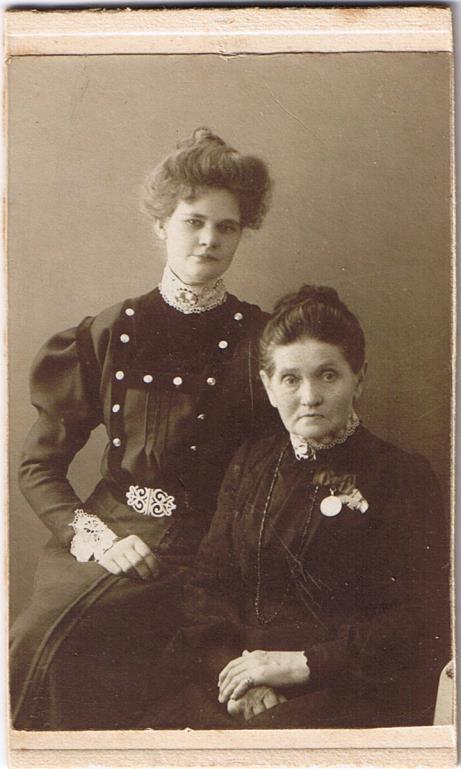 Helga Madsen med sin moster Lovisa fra Stokholm.