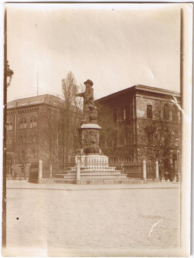 Til højre er det Jarmers Plads, måske omkring 1905-10.