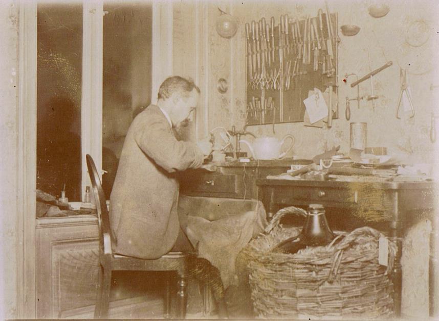Sylverius Madsen på arbejde, sandsynligvis i sit hjemmeværksted. Fotoet kan være taget i 1920'erne. Foto af muligvis William. Han mistede imidlertid synet på det ene øje.