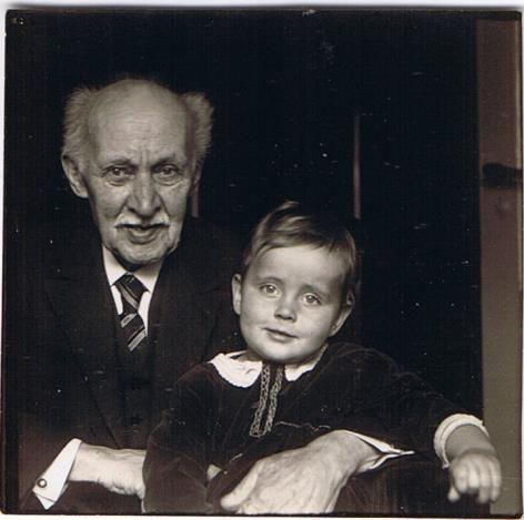 Til højre: Alfred Sylverius med sit barnebarn; William