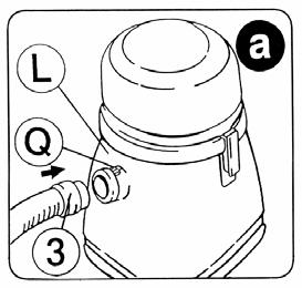 4. Samling af støvsugeren. 1) 1) De 4 hjul monteres. 2) Forbind slangen (3) til beholderen. Tryk på knap (Q) og træk samtidig slangen tilbage for at frigøre slangen fra beholderen (L).