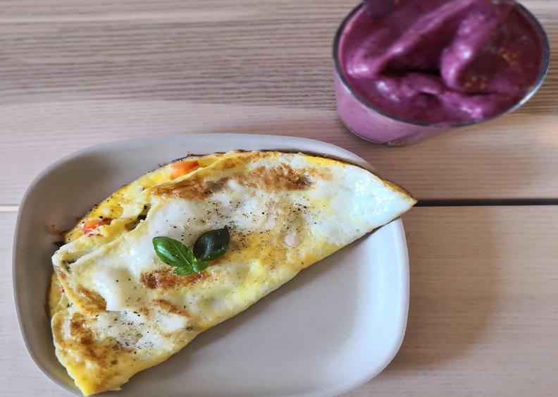 [12] Søndag Tynd omelet med smoothie Både til tallerkenen og glasset