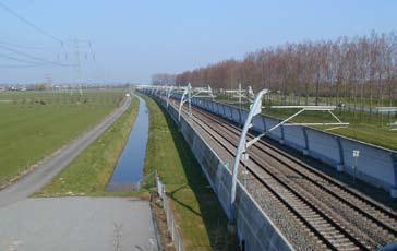 Rondom de Betuweroute ligt een invloedsgebied waar beperkingen gelden voor ruimtelijke ontwikkelingen. Wenselijk is om het openbaar vervoer te bundelen langs de route Arnhem-Elst-Nijmegen.