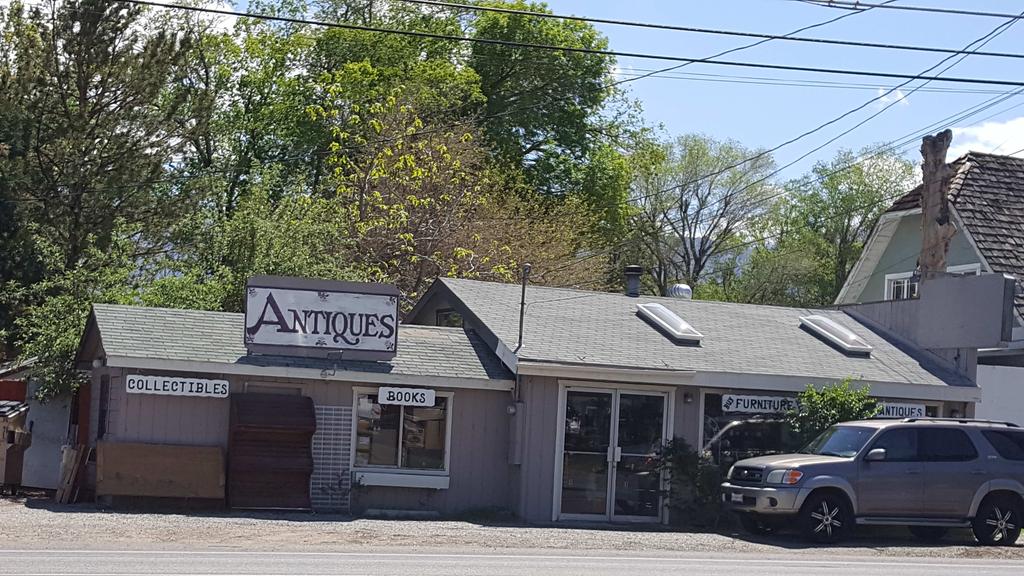 Commercial retail space with great visibility and street frontage. Approx. 800 sq. ft. $0.75/sq. ft. Call Curtis at Coldwell Banker 760-870-1379 OR email CurtisAmundson@outlook.