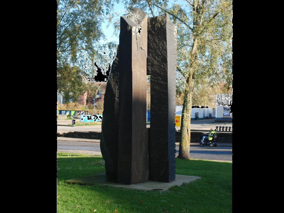 9. Vexø I Claus Hake, 1995, granit. Opstillet foran BG-Bank i Sydbanegade i år 2000. Gave til Kolding Kommune fra BG-fonden. Nonfigurativ skulptur udført i sort granit.