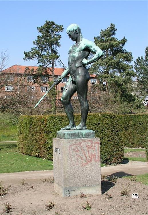 14. Uffe Hin Spage Anne Marie Carl-Nielsen, 1932, bronze. Opstillet i Byparken i 1932, flyttet under 2. verdenskrig til museet på Koldinghus, efter 1948 placeret i Byparken igen.