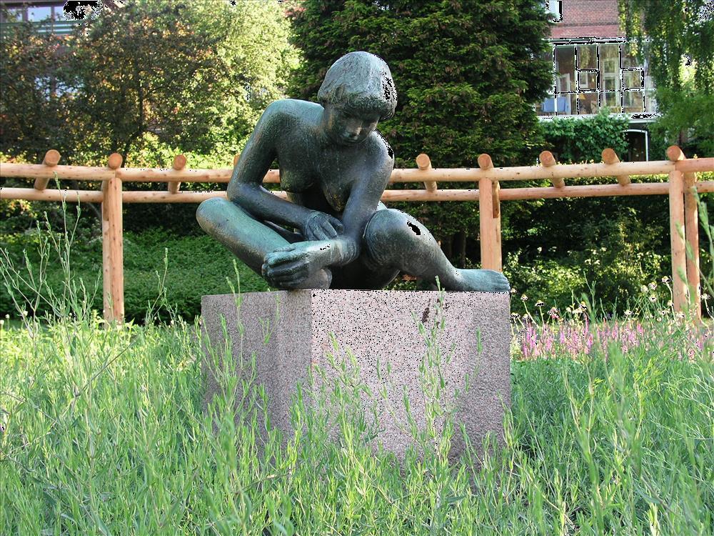 15. Siddende pige Elise Heide Jørgensen, 1953, bronze. Opstillet i Forevisningahaven ved Sct. Jørgens Gård, i1956.