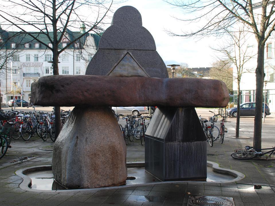 1. Tanker om en bro Poul Isbak, 1990, granit og marmor. Skulpturen er sammensat af 5 henholdsvis slebne organiske og geometriske former, placeret i et lille bassin.