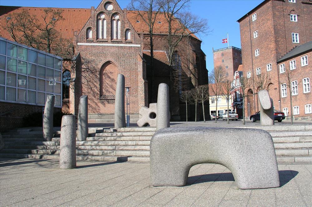 5. Skulpturgruppe på Vestertorv Ole Christensen,1989, Bornholmsk granit. Opstillet på Vestertorv i 1989 af Kolding Kommune efter udskrevet konkurrence.
