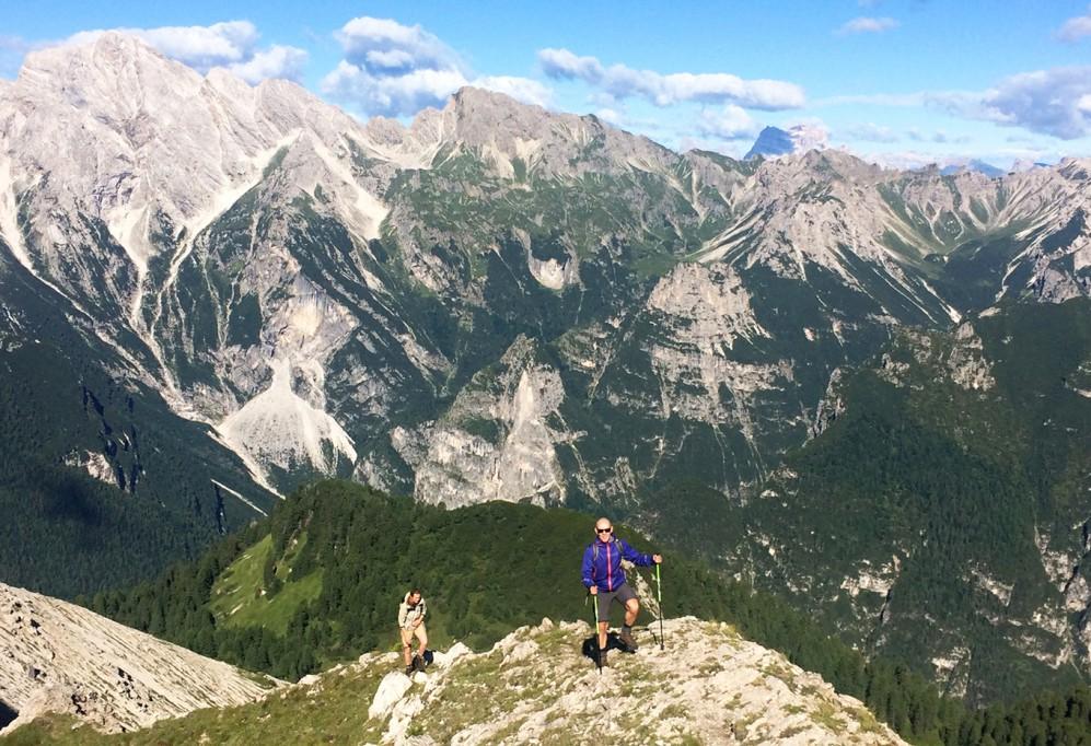 I naturparken Parco Dolomiti Friulane kan du med Topas nyde udsigten til Dolomitternes imponerende og barske klippetårne, som brydes af grønne sætere, i et område, som er fascinerende uberørt af
