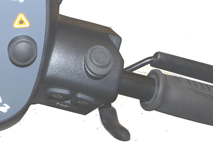 Betegnelse Nøglekontakt Hastighedsvælger Batteriindikator Gasregulering (Se billede nedenfor) Lyskontakt Katastrofeblink Blinklyskontakt Horn Ladestik Beskrivelse For at starte køretøjet: Drej nøglen