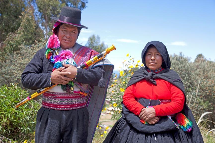 Tredages tur på Titicacasøen med besøg på sivøer og Taquile Dag 1 af 3 dage / 2 nætter Fra havnen i Puno sejler I ud til de flydende sivøer, hvor I på en af øerne får en af de lokale beboere
